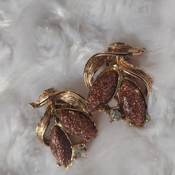 𝅺VINTAGE flower rose gold color with Amber color lease and clear Stone clip-on - Picture 4 of 7